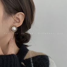 Load image into Gallery viewer, Retro Women Hepburn Niche Ear Jewelry Baroque Pearl
